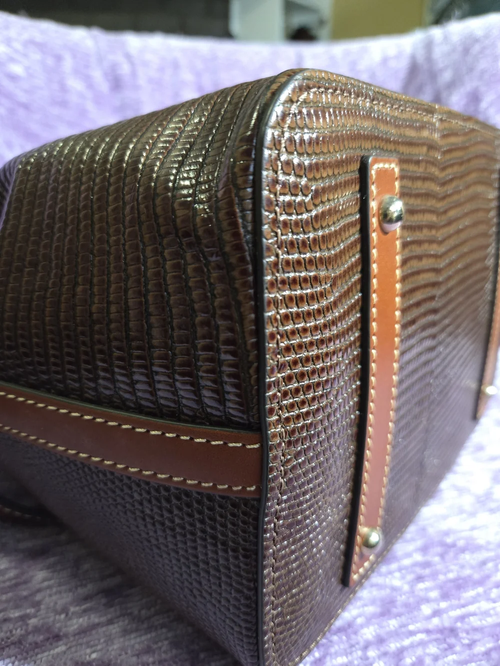 Dooney & Bourke Chestnut Textured Lizard- Emboased Drawstring Bucket Bag. NWT🫶